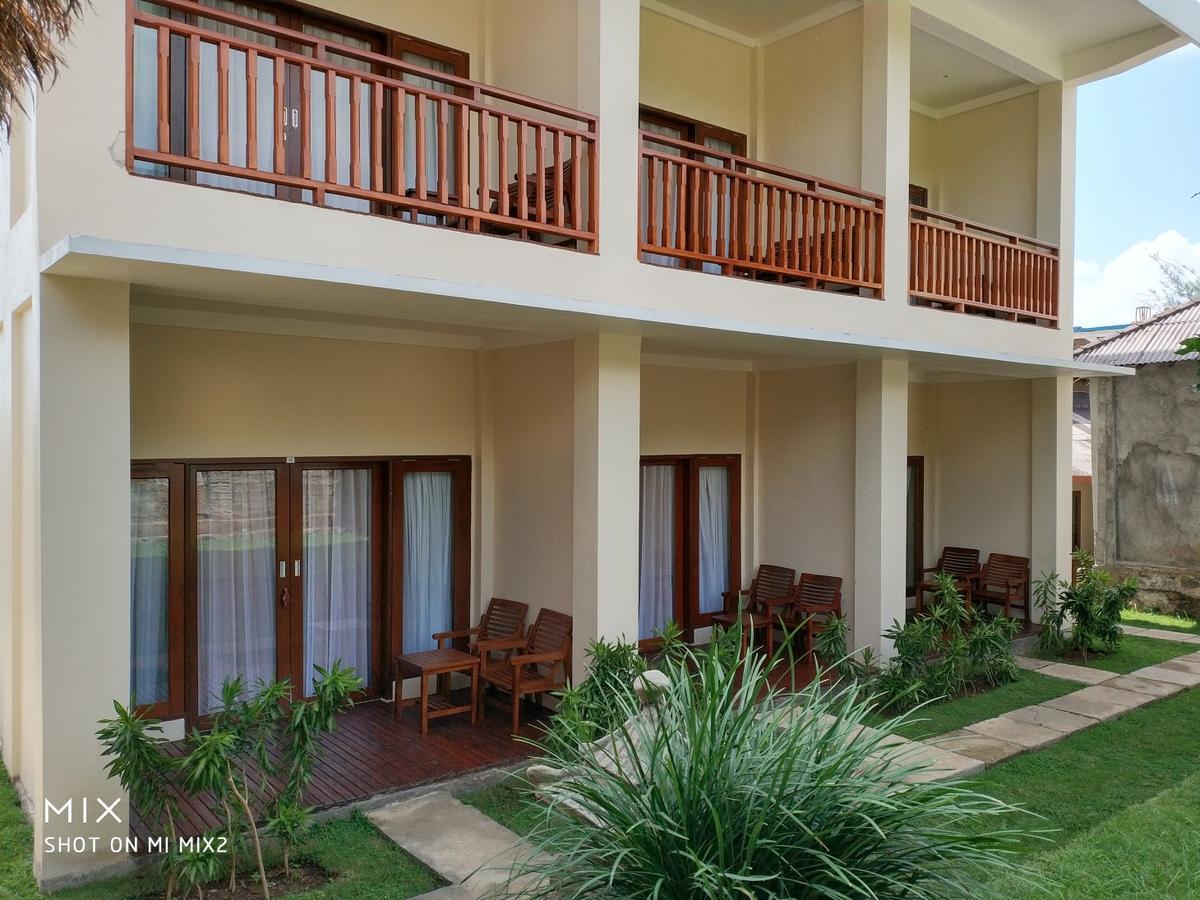 Sinar Rinjani Cottage & Restaurant เซอนารู ภายนอก รูปภาพ